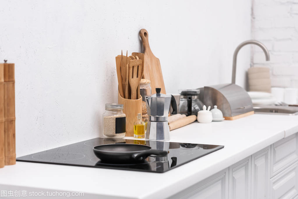 现代厨房用各种用具的感应面板煎锅